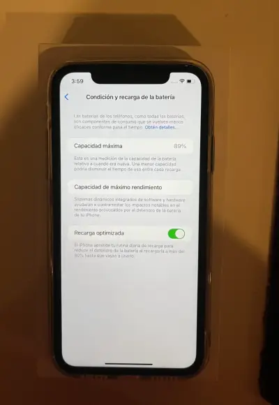 iPhone 11 negro en buen estado con funda - miniatura 3