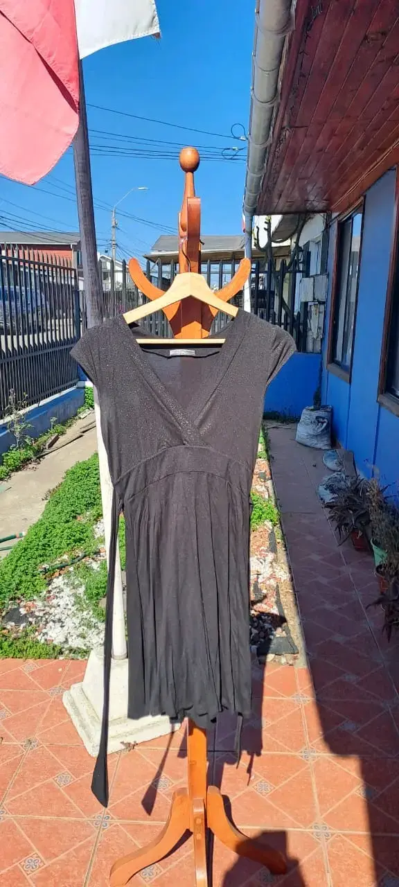 Vestido negro elegante para mujer
