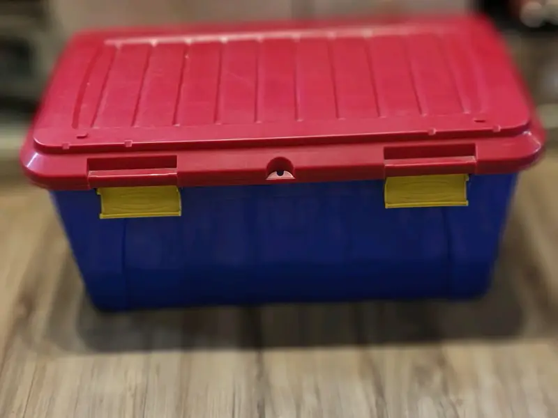 Caja plástica de almacenamiento con tapa roja 90Lt