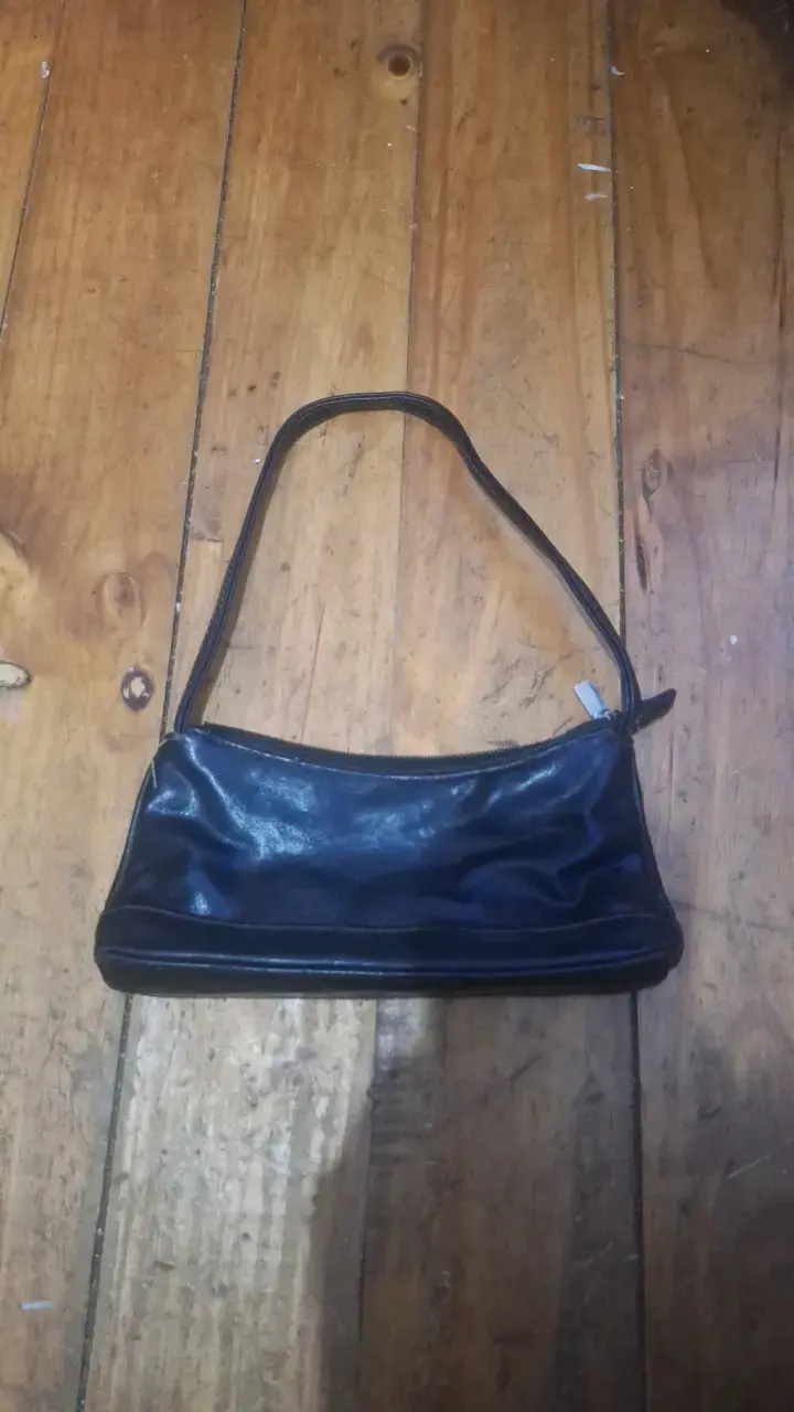 Cartera de cuero negra pequeña