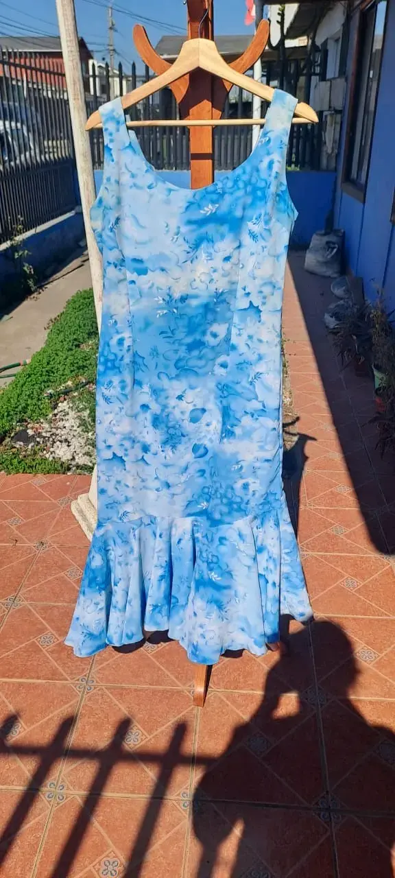 Vestido azul con estampado floral