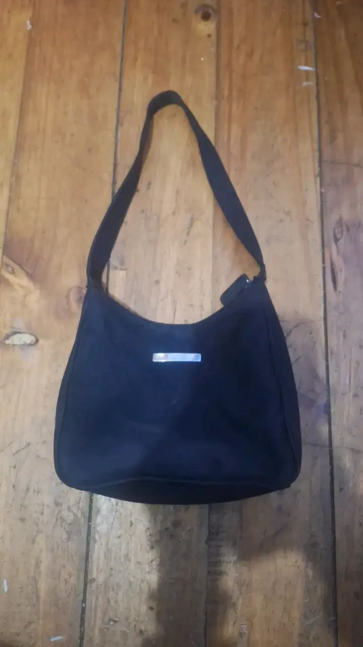 Bolso negro de hombro elegante