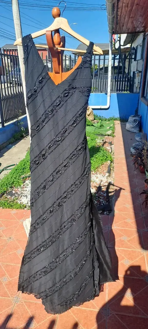 Vestido largo negro elegante con encaje