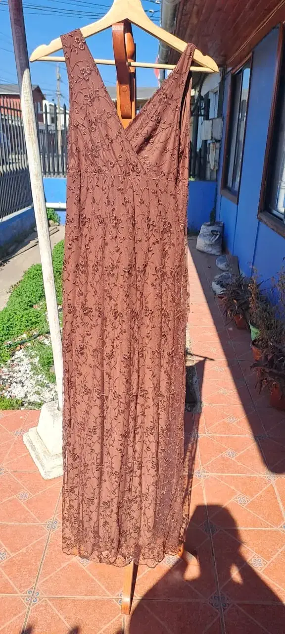Vestido largo de encaje marrón