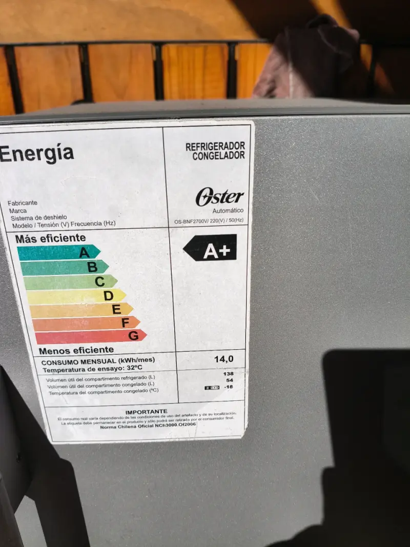 Refrigerador Oster con congelador superior A+ - 3