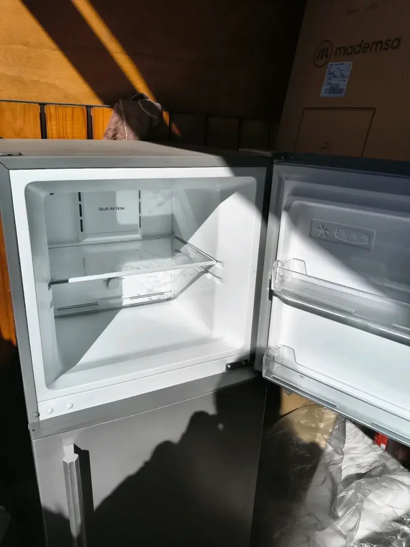 Refrigerador Oster con congelador superior A+ - 4