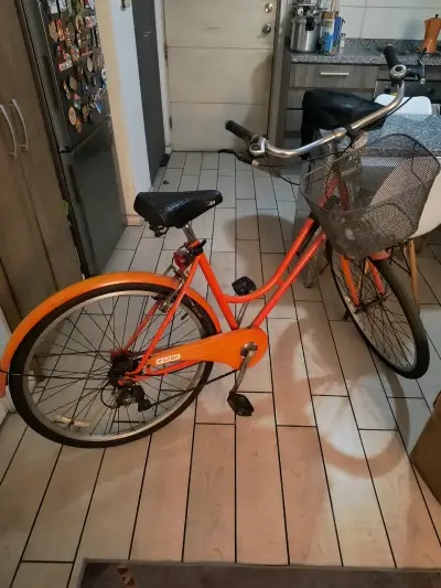 Bicicleta urbana naranja con canasto - miniatura 1