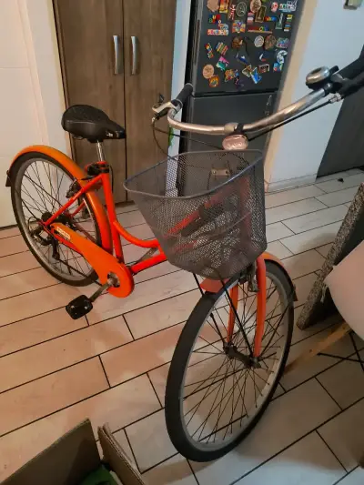 Bicicleta urbana naranja con canasto - miniatura 2