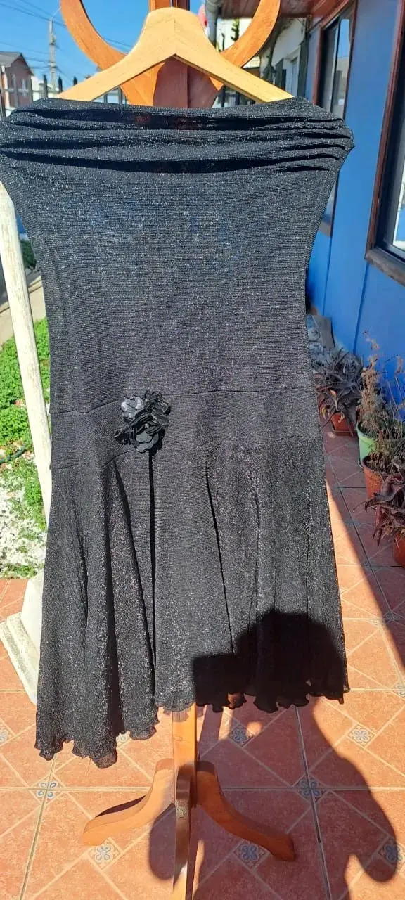 Vestido negro elegante con detalle floral