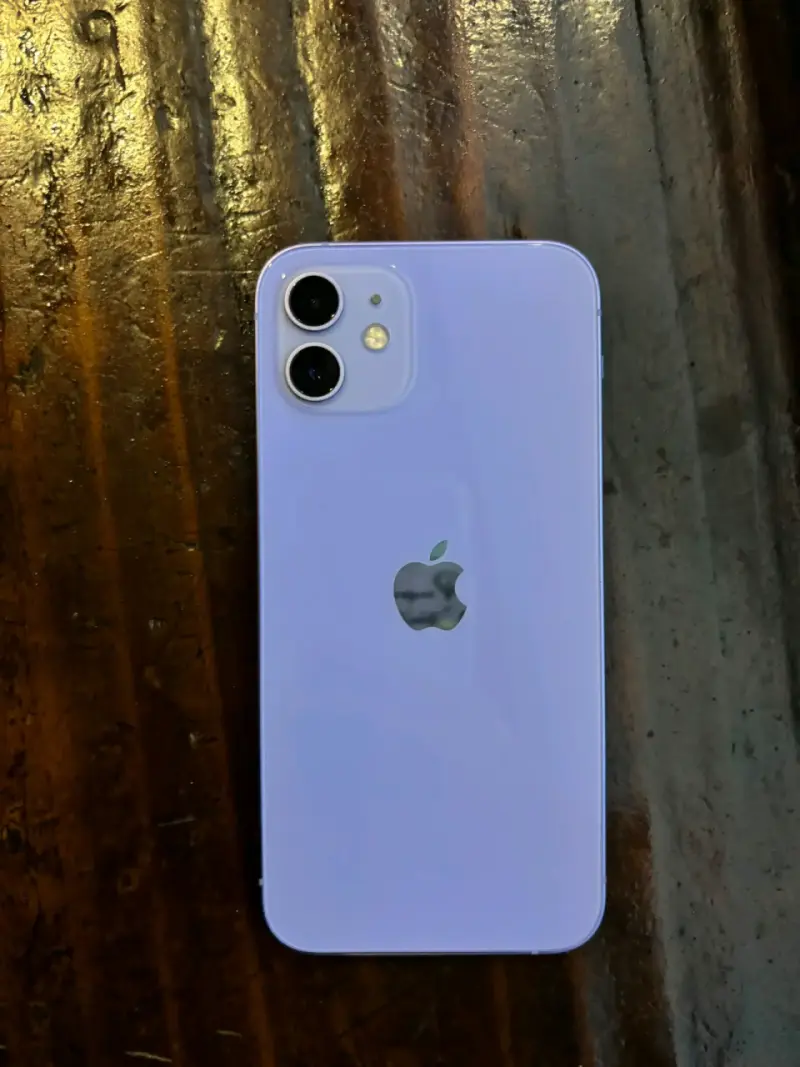 iPhone 12 en color púrpura en excelente estado - 1