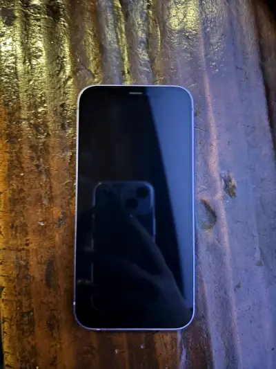 iPhone 12 en color púrpura en excelente  estado - miniatura 3