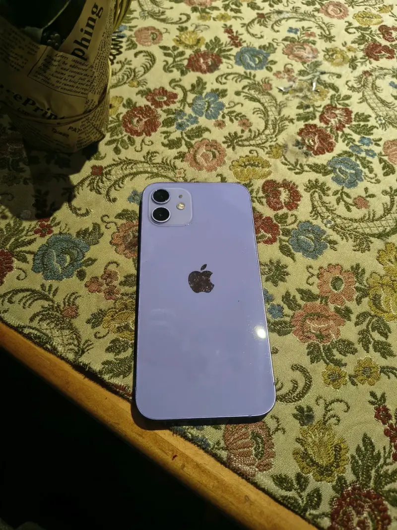 iPhone 12 en color púrpura en excelente estado - 4