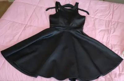 Vestido negro elegante sin mangas - miniatura 1