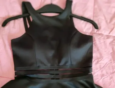 Vestido negro elegante sin mangas - miniatura 2