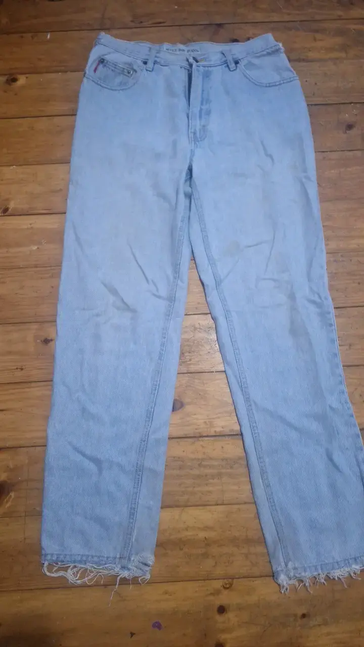 Jeans de mezclilla azul claro y dobladillo deshil - 1