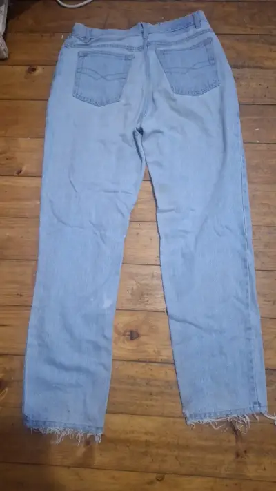 Jeans de mezclilla azul claro y dobladillo deshil - miniatura 2