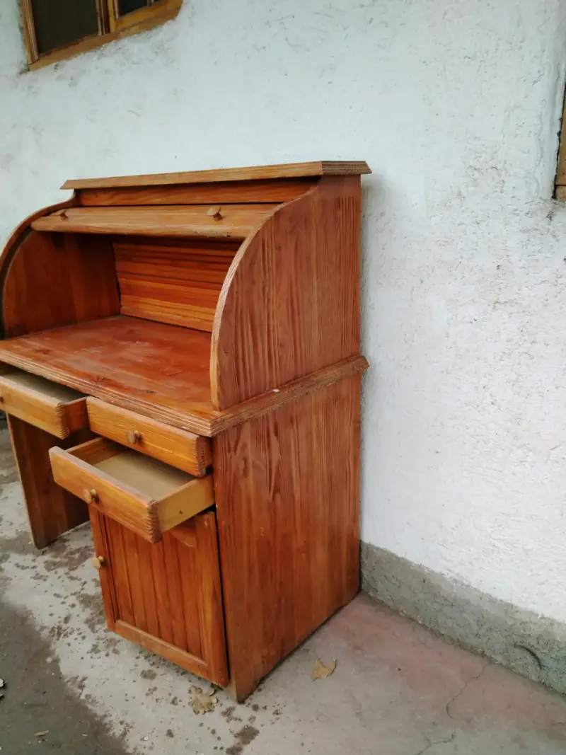 Escritorio de madera con compartimentos y cajones - 2