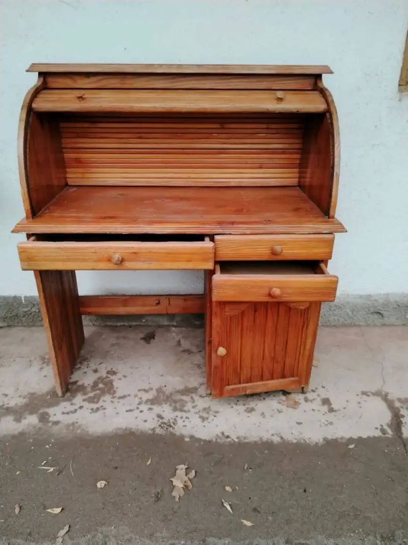 Escritorio de madera con compartimentos y cajones - 4