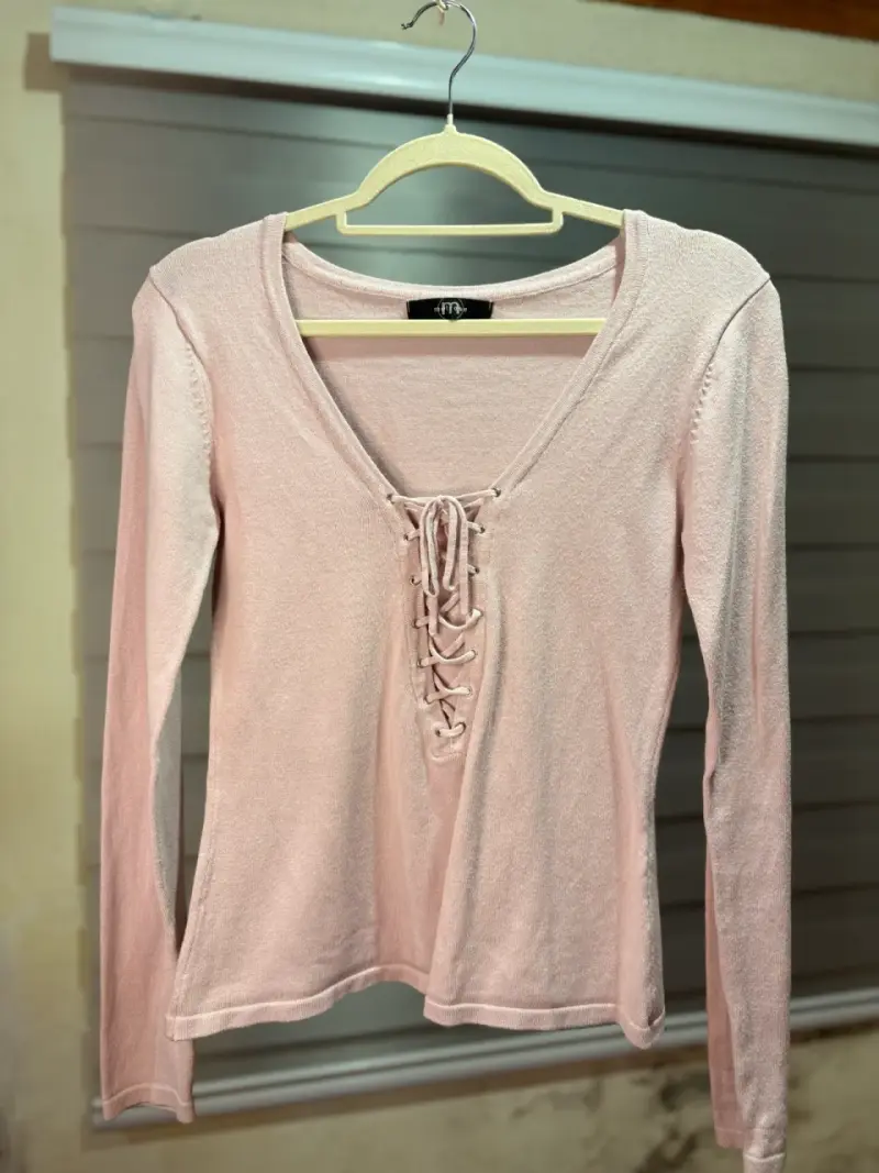Polera manga larga rosa con escote cruzado - 1