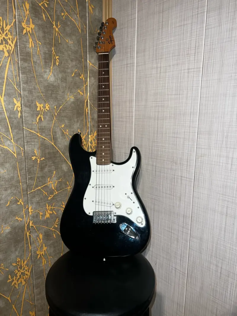 Guitarra eléctrica fender Squier Stratocaster - 1