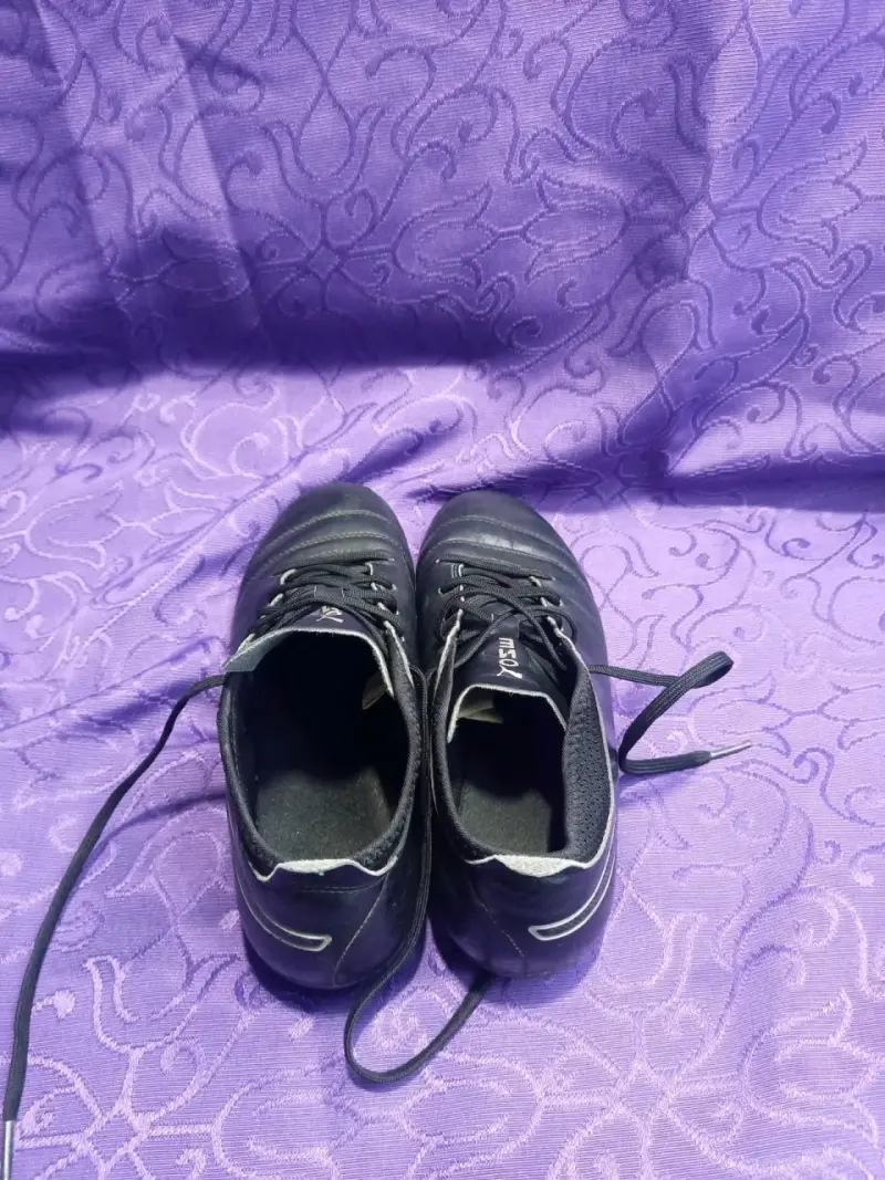 Botines de fútbol Puma negros usados - 2