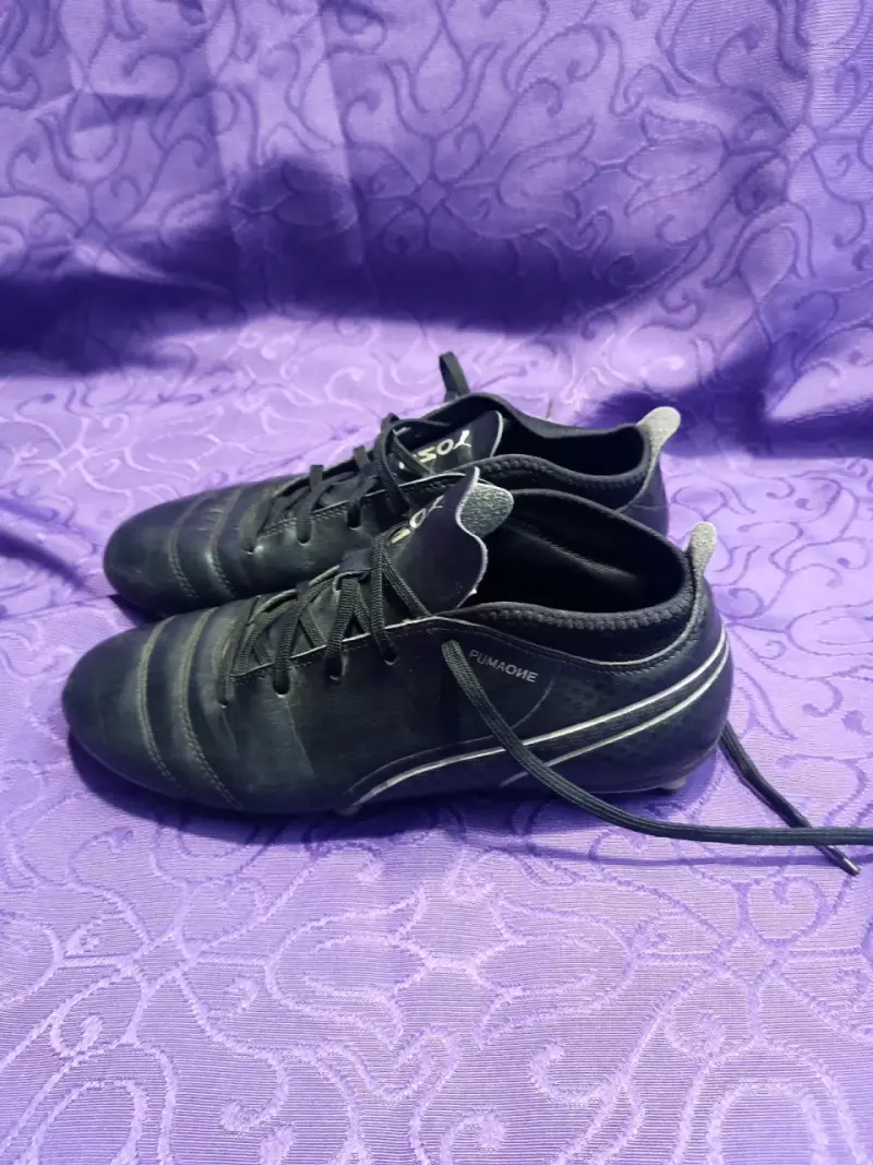 Botines de fútbol Puma negros usados - 3