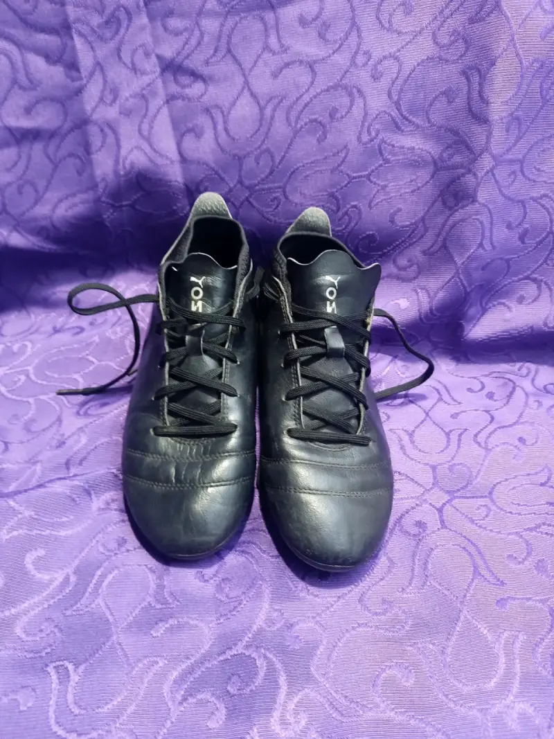 Botines de fútbol Puma negros usados - 4