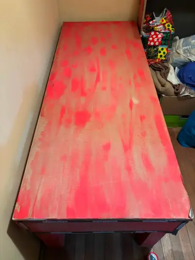 Mesa de trabajo forrada con papel rojo, - miniatura 1