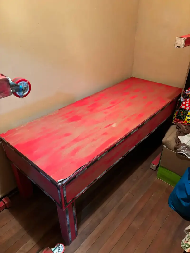 Mesa de trabajo forrada con papel rojo, - 2