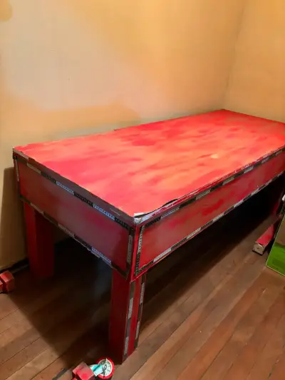Mesa de trabajo forrada con papel rojo, - miniatura 3