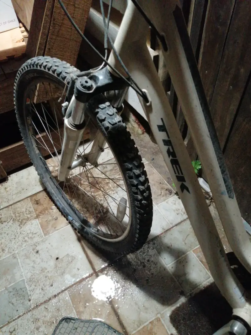 Bicicleta Trek de montaña blanca en buen estado - 2