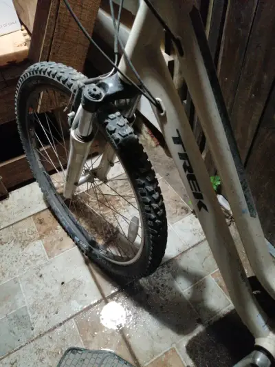 Bicicleta Trek de montaña blanca en buen estado - miniatura 2