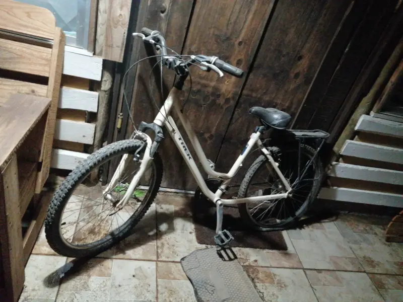 Bicicleta Trek de montaña blanca en buen estado - 3