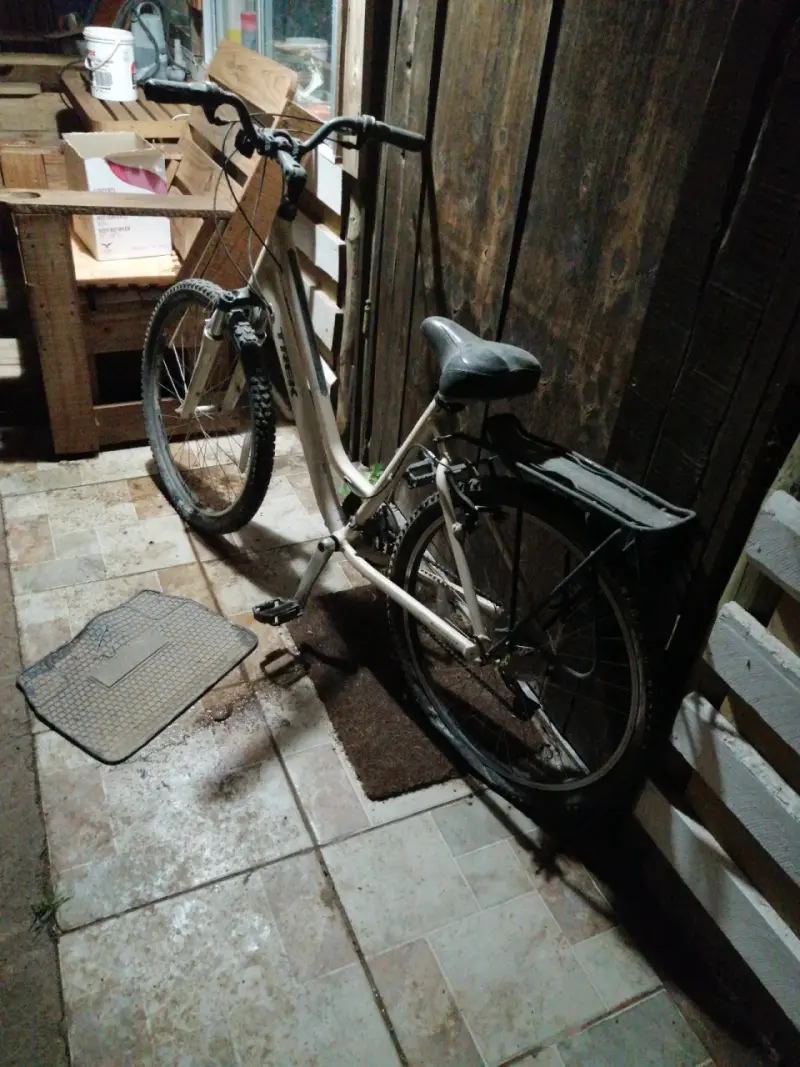 Bicicleta Trek de montaña blanca en buen estado - 4