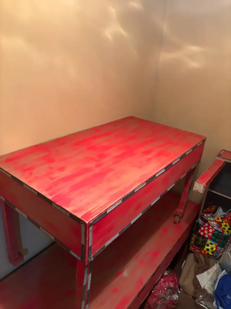Mesa de trabajo metálica roja con estantes - 1