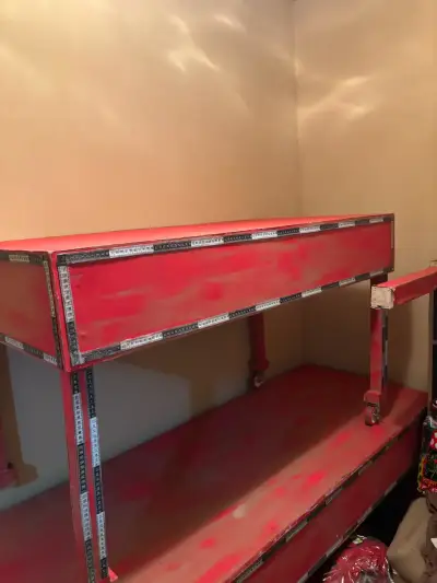Mesa de trabajo metálica roja con estantes - miniatura 2
