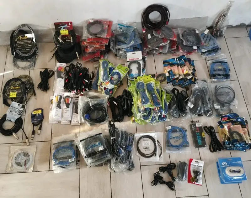 Lote de cables de audio y video variados