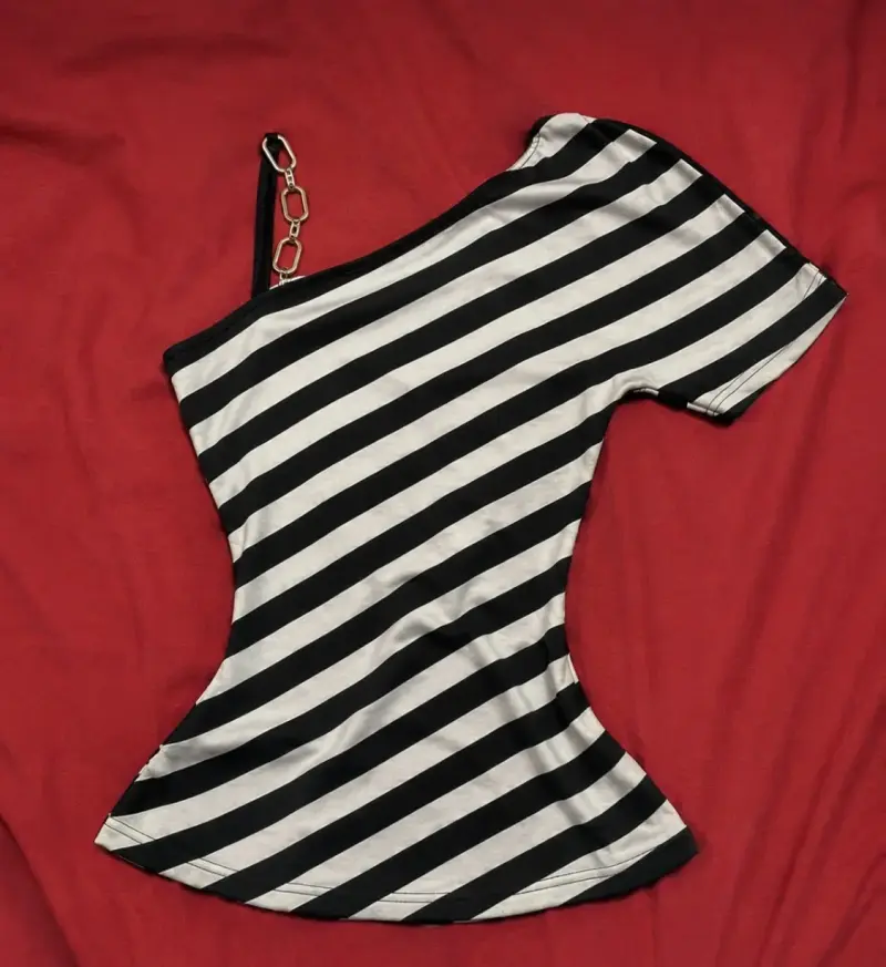 Polera de rayitas con hombro descubierto