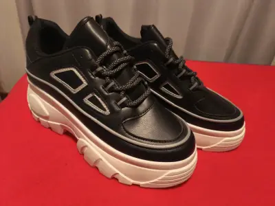 Zapatillas deportivas negras con plataforma - miniatura 1