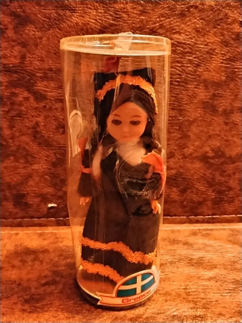 Muñeca de colección griega en traje tradicional - 1