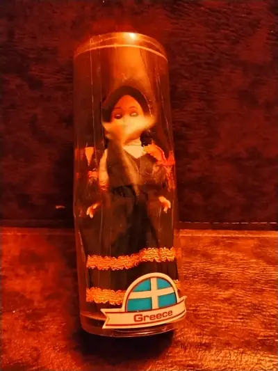 Muñeca de colección griega en traje tradicional - miniatura 3
