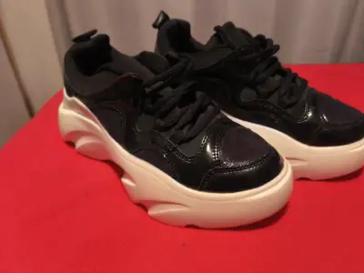Zapatillas deportivas negras con suela gruesa - miniatura 1