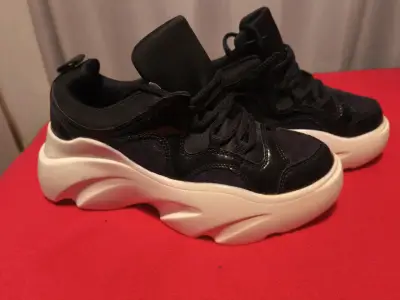 Zapatillas deportivas negras con suela gruesa - miniatura 2