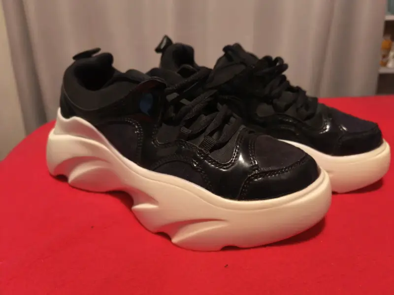 Zapatillas deportivas negras con suela gruesa - 3