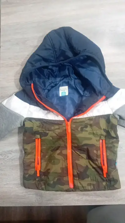 Chaqueta de niño con capucha y diseño camuflaje - miniatura 1