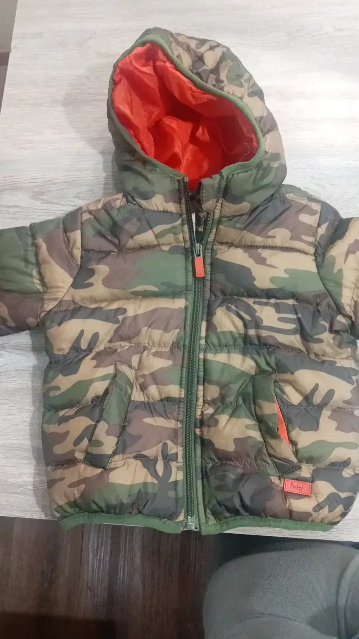 Chaqueta de niño con capucha y diseño camuflaje - 2
