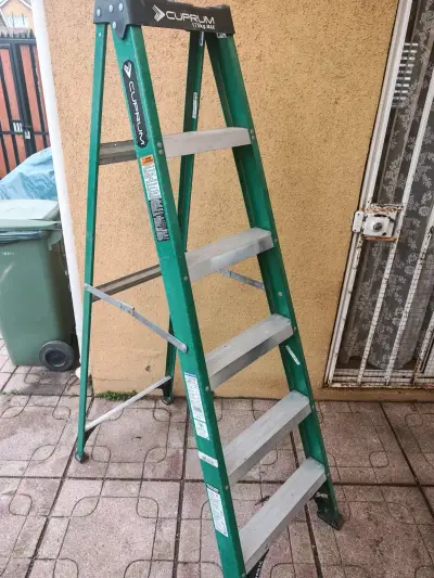 Escalera tijera fibra Cuprum 6 peldaños verde - miniatura 1