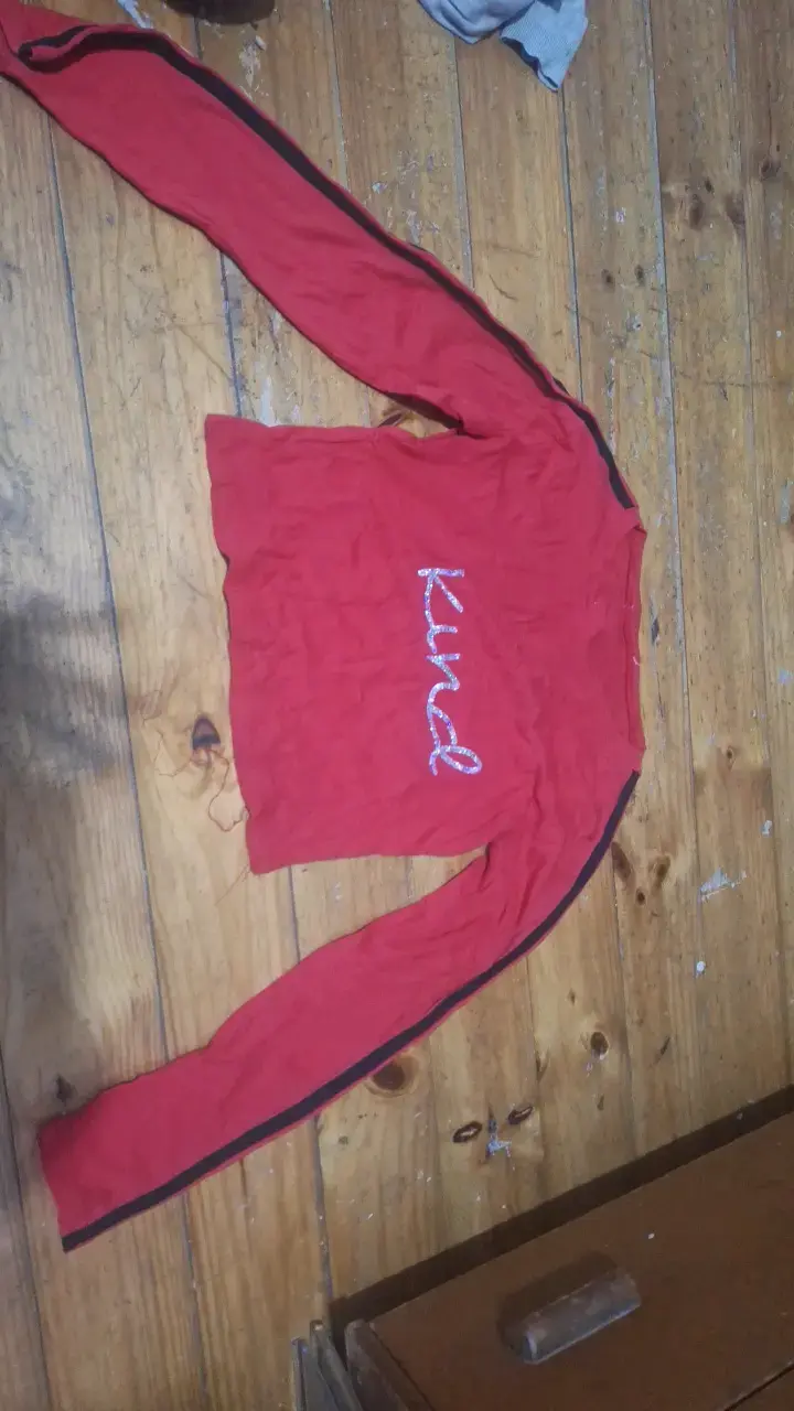 Polera roja con diseño 'Kind'