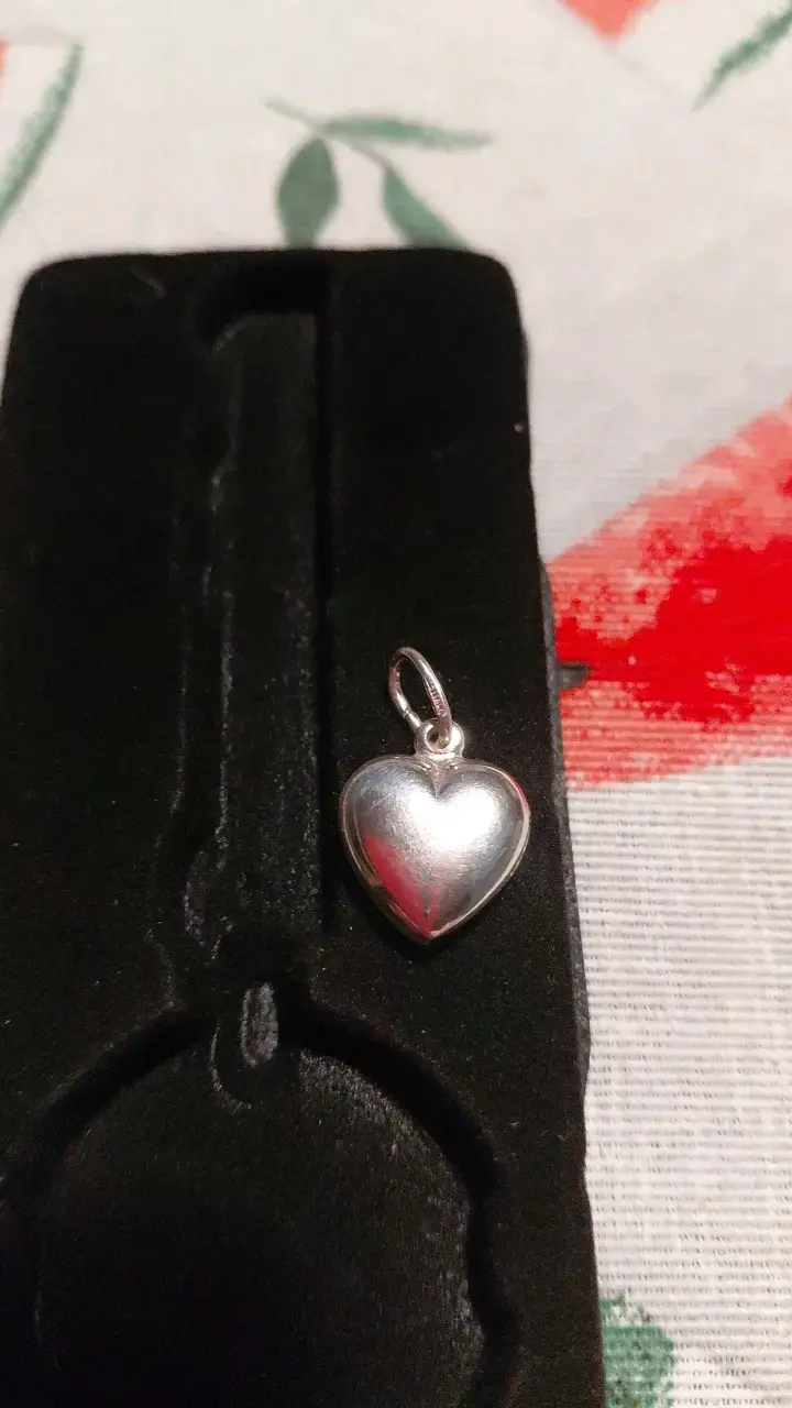 Colgante de plata con diseño corazon