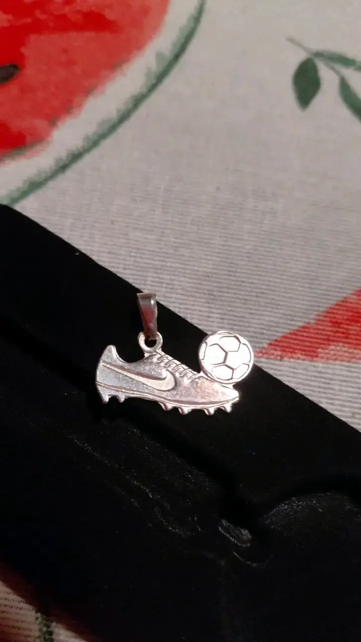 Colgante de plata en forma de zapatilla y balón